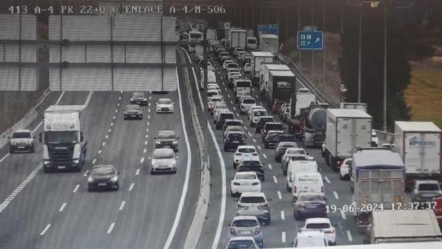 La colisión de un camión y un coche, sin heridos graves, deja varios kilómetros de atasco en la A-3 en Pinto.