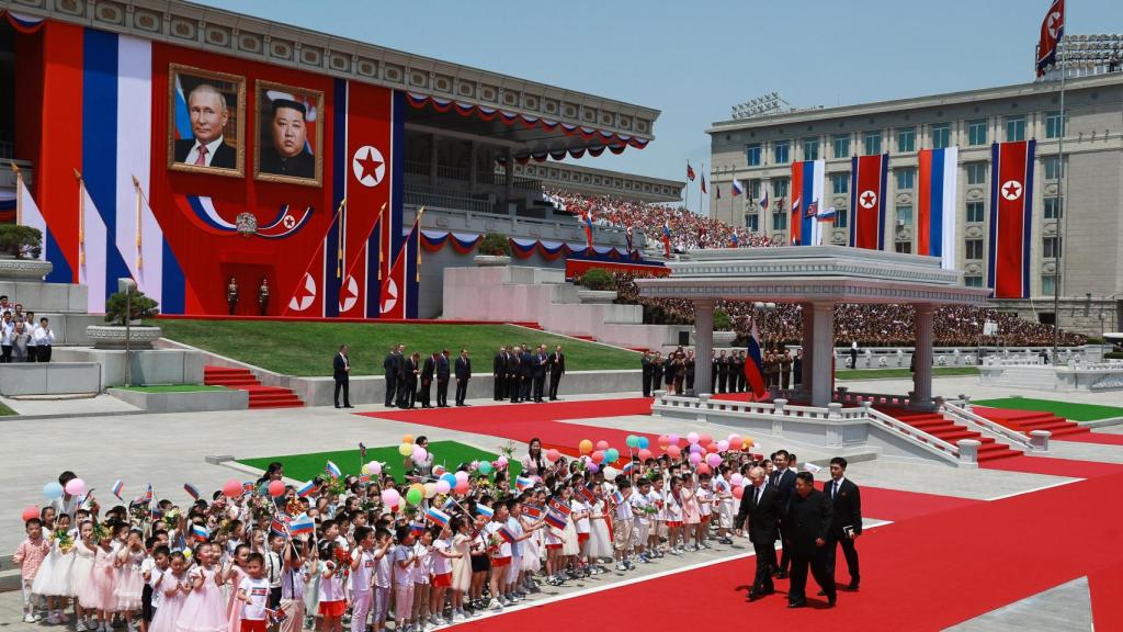 El presidente ruso, Vladímir Putin, y el líder norcoreano Kim Jong-un asisten a una ceremonia oficial de bienvenida durante una reunión en Pyongyang, Corea del Norte.