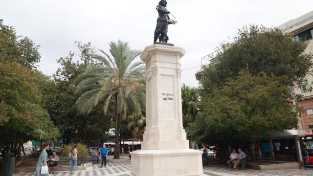 Monumento a Velázquez en la plaza del Duque.