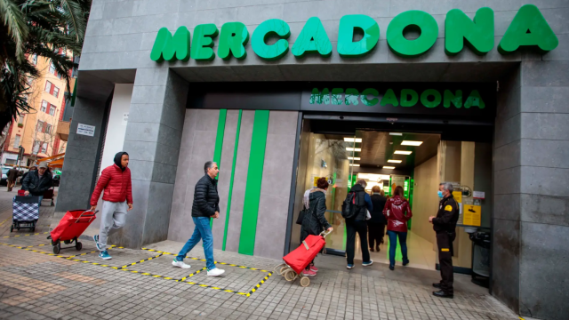 Personas entrando a comprar en un Mercadona.