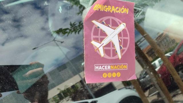 Pegatina aparecida en el coche de David Alcázar, secretario provincial del Partido Comunista en Ciudad Real.