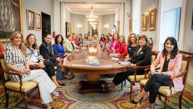 En la imagen, Dora Casal, Patricia Benito, Ofelia De Lorenzo, María Enciso, Inmaculada Jiménez, Laura Gonzalvo, Charo Izquierdo, Pilar Jurado, Lucía Pilar Llano García, Ana María López de San Román Alves,  Almudena López del Pozo, Ana Lorenzo, Cruz Sánchez de Lara y Cristina Sánchez .
