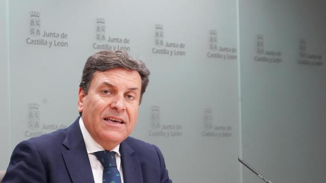 El consejero de Economía y Hacienda y portavoz, Carlos Fernández Carriedo, comparece en rueda de prensa posterior al Consejo de Gobierno.