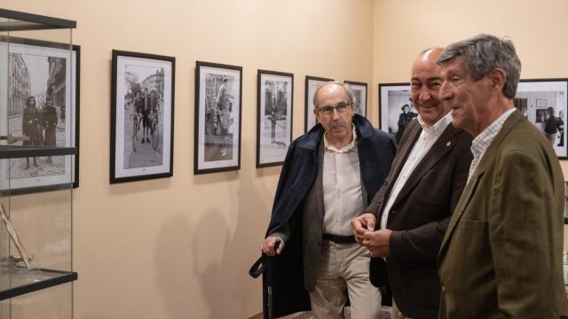 El presidente de la Diputación de Segovia y del Patronato de la Fundación del Museo, Miguel Ángel de Vicente; el director del Museo Rodera Robles, Rafael Cantalejo; y el hijo de Foto Rio, José Manuel Riosalido