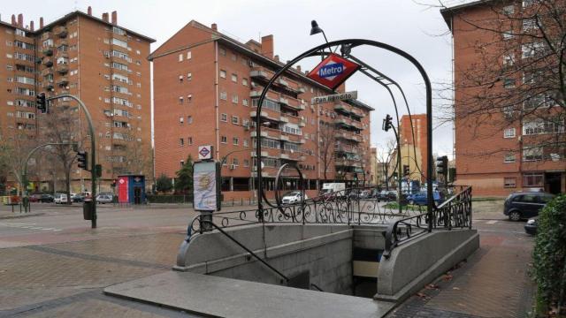 Entrada a la estación de Metro de Pan Bendito, en Carabanchel.