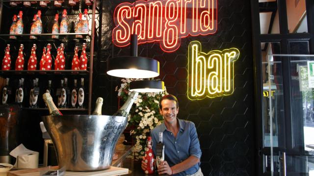 Uno de los fundadores del Sangría Bar, Raúl Carmona, muestra dos botellas de sangría.