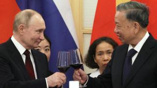 Vladímir Putin brinda con el presidente de Vietnam,  To Lam, durante su visita a Hanói este jueves.