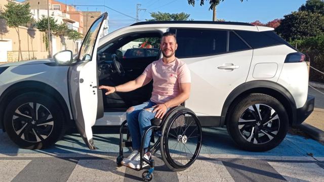 El Guardia Civil Jacobo Barchín en su silla de ruedas rumbo a la rehabilitación.