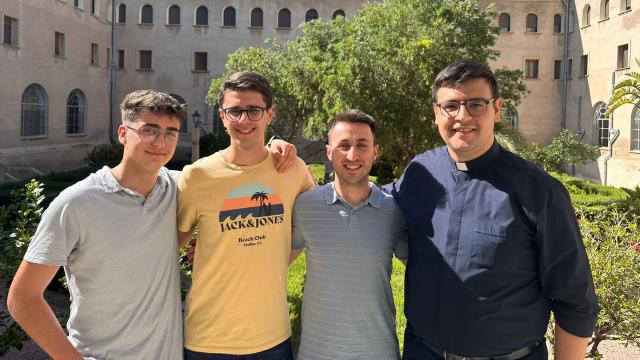 De izquierda a derecha, los estudiantes Jorge Llaca, Raúl Galvañ y Domingo Candel, junto a su formador, Carlos Gandía.