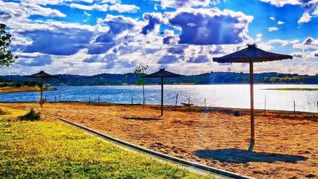 Una de las vistas más espectaculares de la playa de Cheles, en Badajoz.