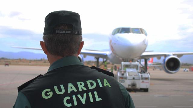 Agente de la Guardia Civil en un aeropuerto