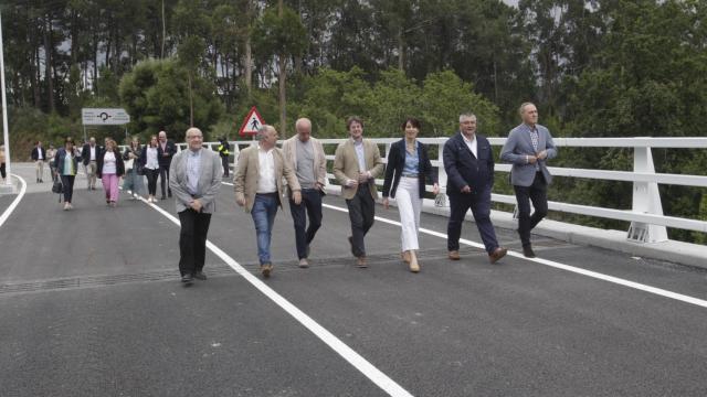 La conselleira de Vivenda e Planificación de Infraestruturas, María Martínez Allegue, en el puente de Ponte Arnelas (Pontevedra).