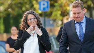 Mónica Oltra, junto a su abogado, en la Ciudad de la Justicia de Valencia. Efe