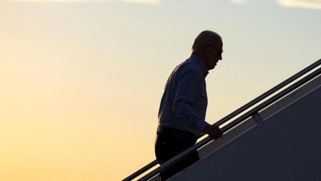 Joe Biden, en las escaleras de acceso al Air Force One.