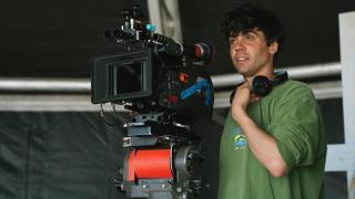 Javier Ambrossi en el rodaje de 'La Mesías', su última gran serie, emitida por Movistar+.