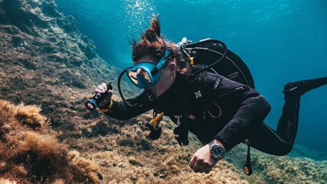 Imagen de archivo de una persona buceando.