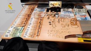 Los objetos robados intervenidos por la Guardia Civil.