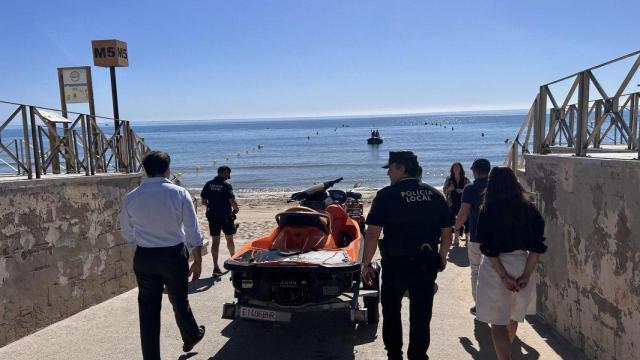 El alcalde de Elche, junto a los agentes de sguridad.