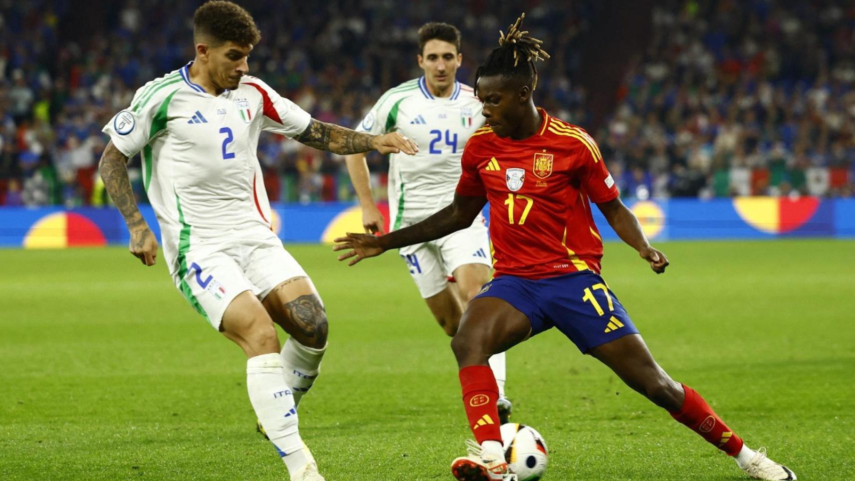 Nico Williams encara a Di Lorenzo durante el España-Italia de este jueves en la Eurocopa.