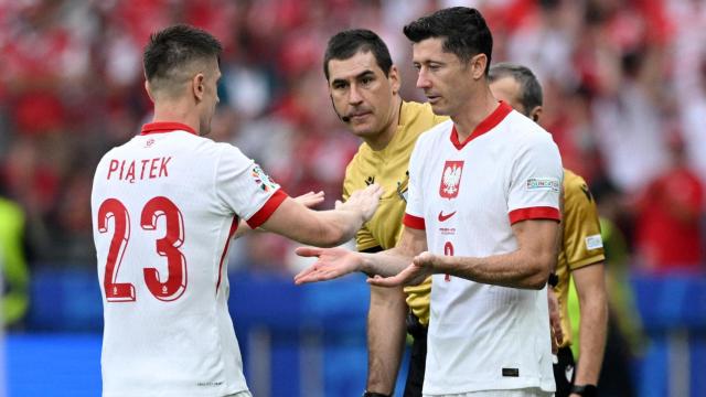 Lewandowski entra en el terreno de juego.