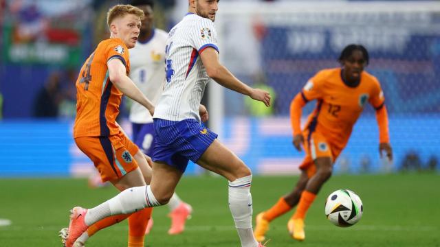 Rabiot se lleva el esférico en el partido ante Países Bajos.