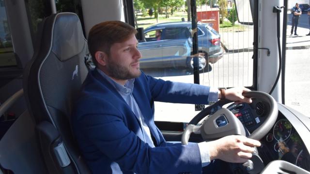 El consejero de Fomento, Nacho Hernando, ha presentado la nueva flota de autobuses de Marchamalo (Guadalajara)