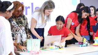 Una de las niñas del programa le enseña su prLa secretaria de Estado de Energía, Sara Aagesen. Cedida MITECO