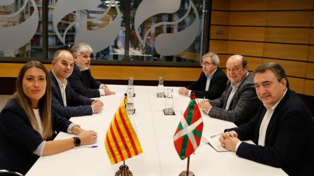 Reunión de las delegaciones del PNV y Junts, el pasado noviembre en Bilbao.