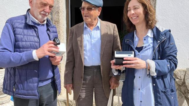 Una persona mayor de Bermillo de Sagayo (Zamora), con dispositivos de monitorización.