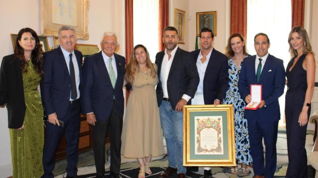 Los hijos del empresario Manuel Muñoz Medina, en el acto de entrega de la Medalla de Oro de la Cámara de Comercio de Sevilla a título póstumo.