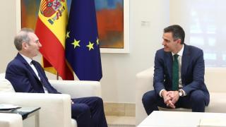 Andy Jassy, consejero delegado de Amazon, y Pedro Sánchez, presidente del Gobierno, en una reunión en Moncloa.