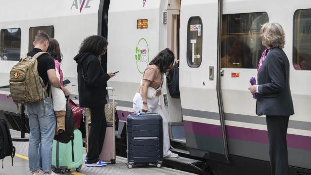 Viajeros subiéndose a un tren.