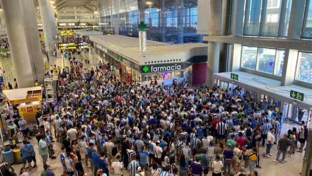 Marea blanquiazul en el aeropuerto para despedir al Málaga CF