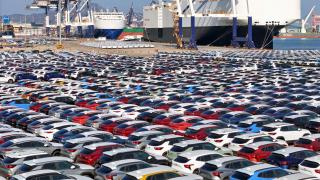 Automóviles chinos listos para la exportación en el puerto de Yantai, provincia china de Shandong.
