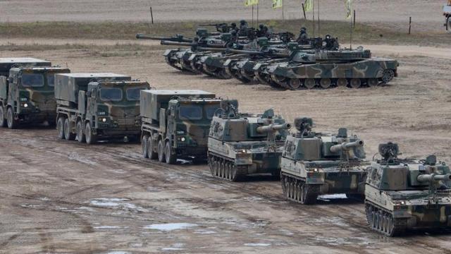 Tanques surcoreanos durante una maniobra.
