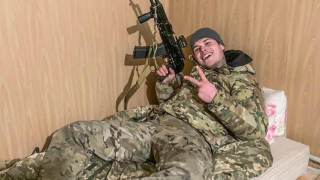 Sergio Antolín, el español que se fue a Ucrania a combatir contra Rusia, posa con un arma de combate.