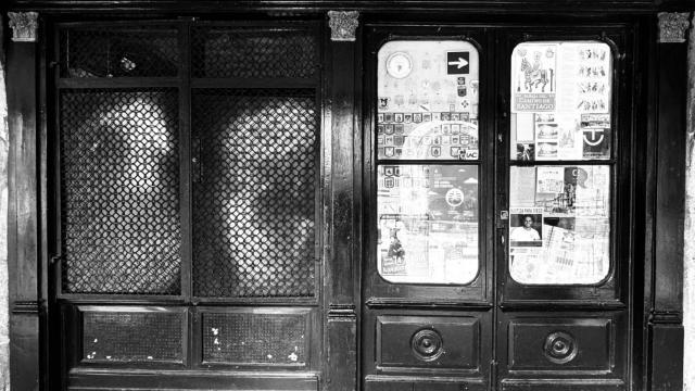 Escaparate de negocio sin actividad.