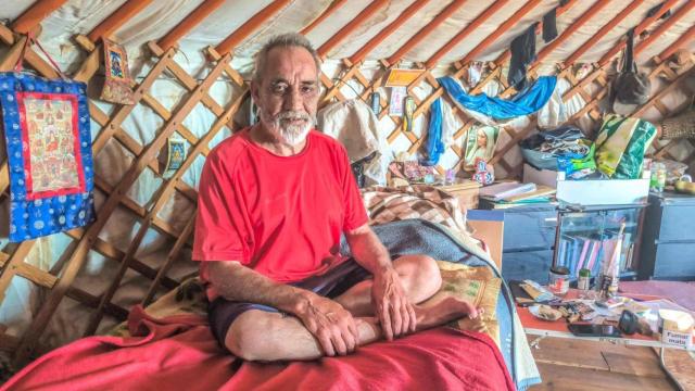 Edu en su tienda de campaña.