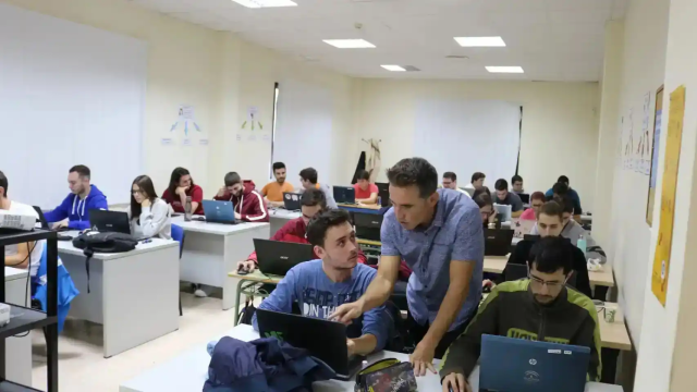 Imagen de archivo de alumnos en clase.