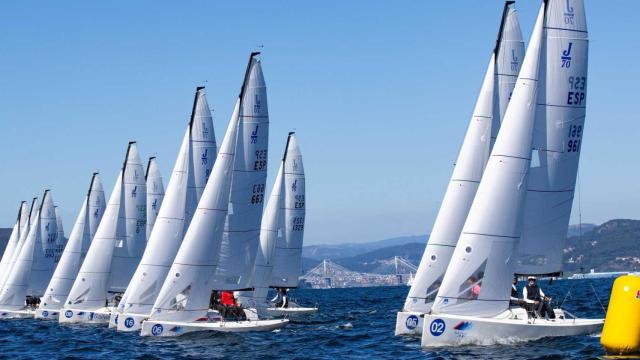 Una de las salidas de este sábado con el Puente de Rande al fondo.