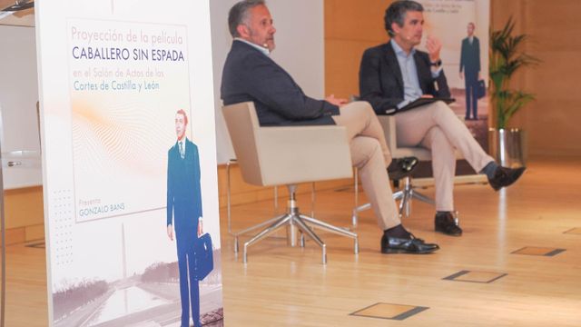 El presidente de las Cortes, Carlos Pollán, junto al periodista Gonzalo Bans, en un coloquio previo a la proyección de la película ‘Caballero sin Espada’