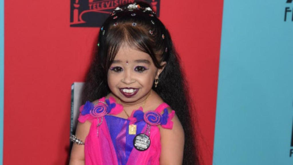 Jyoti Amge en la première de 'AHS: Freak Show' en el TCL Chinese Theatre de Los Ángeles.