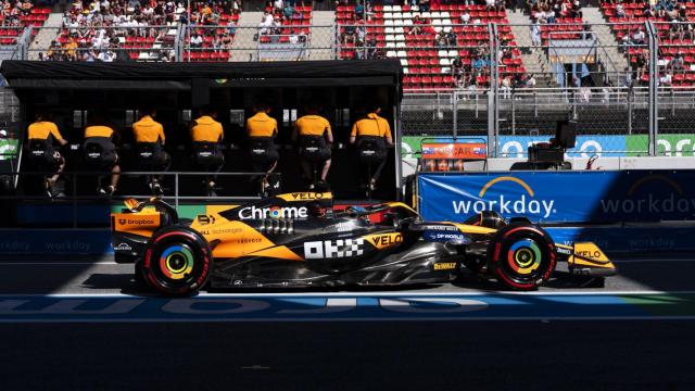 Oscar Piastri y el equipo McLaren en el circuito de Montmeló