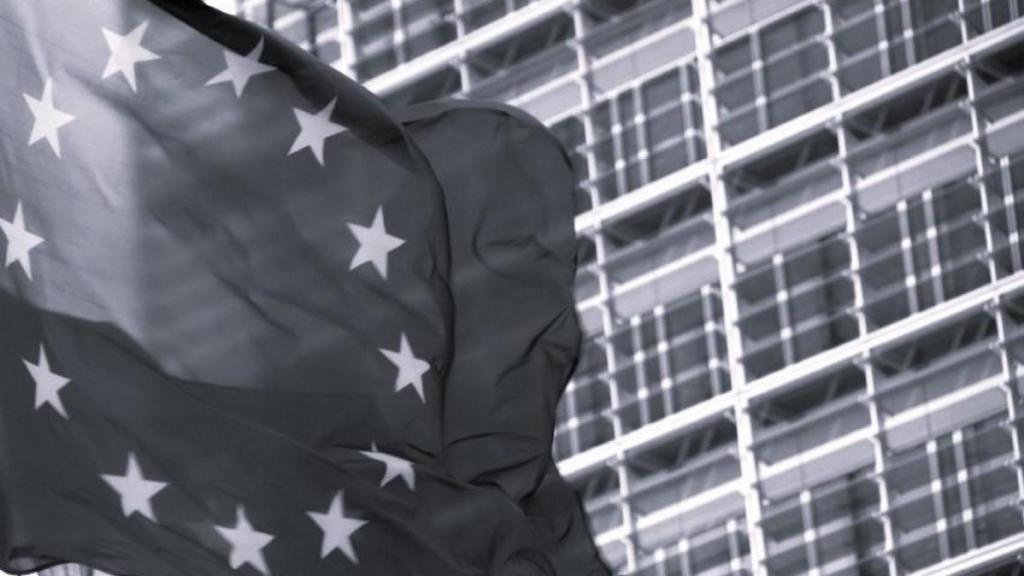 Bandera de la UE frente a la sede de la Comisión Europea.