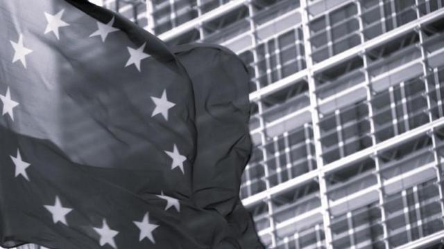 Bandera de la UE frente a la sede de la Comisión Europea.
