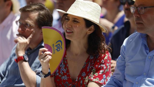Ayuso, Almeida y Alfonso Serrano durante la fiesta-mitin del PP madrileño en el Parque de Berlín.