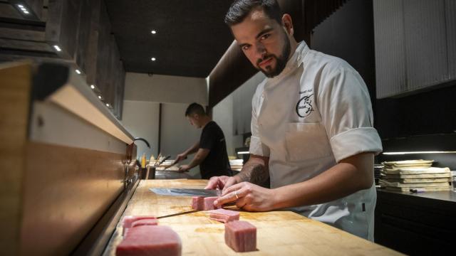 Sergio Solís, tras la barra de Takumi.