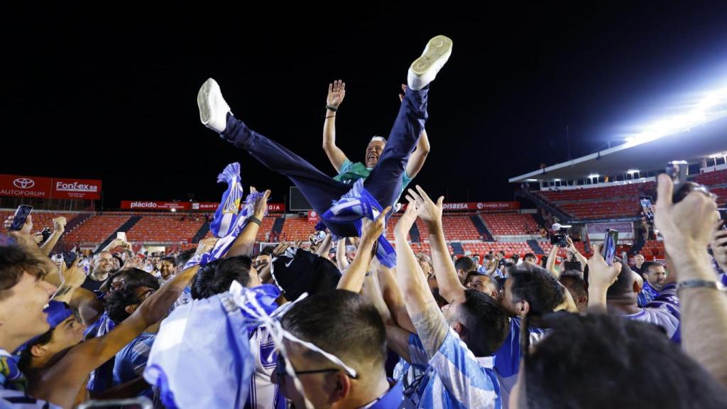 La afición mantea a Pellicer tras el encuentro.