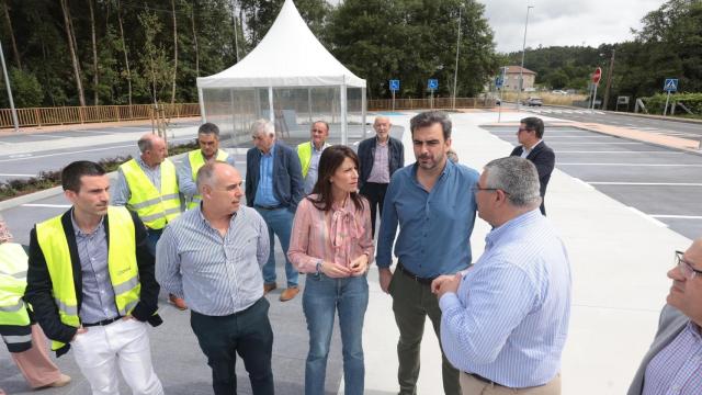 El conselleiro de Presidencia, Xustiza e Deportes, Diego Calvo, y la conselleira de Vivenda e Planificación de Infraestruturas, María Martínez Allegue, visitan el aparcamiento.