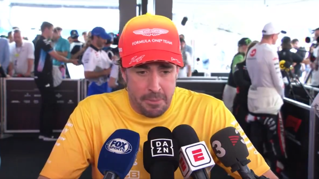 Fernando Alonso atiende a los medios tras el GP de España.